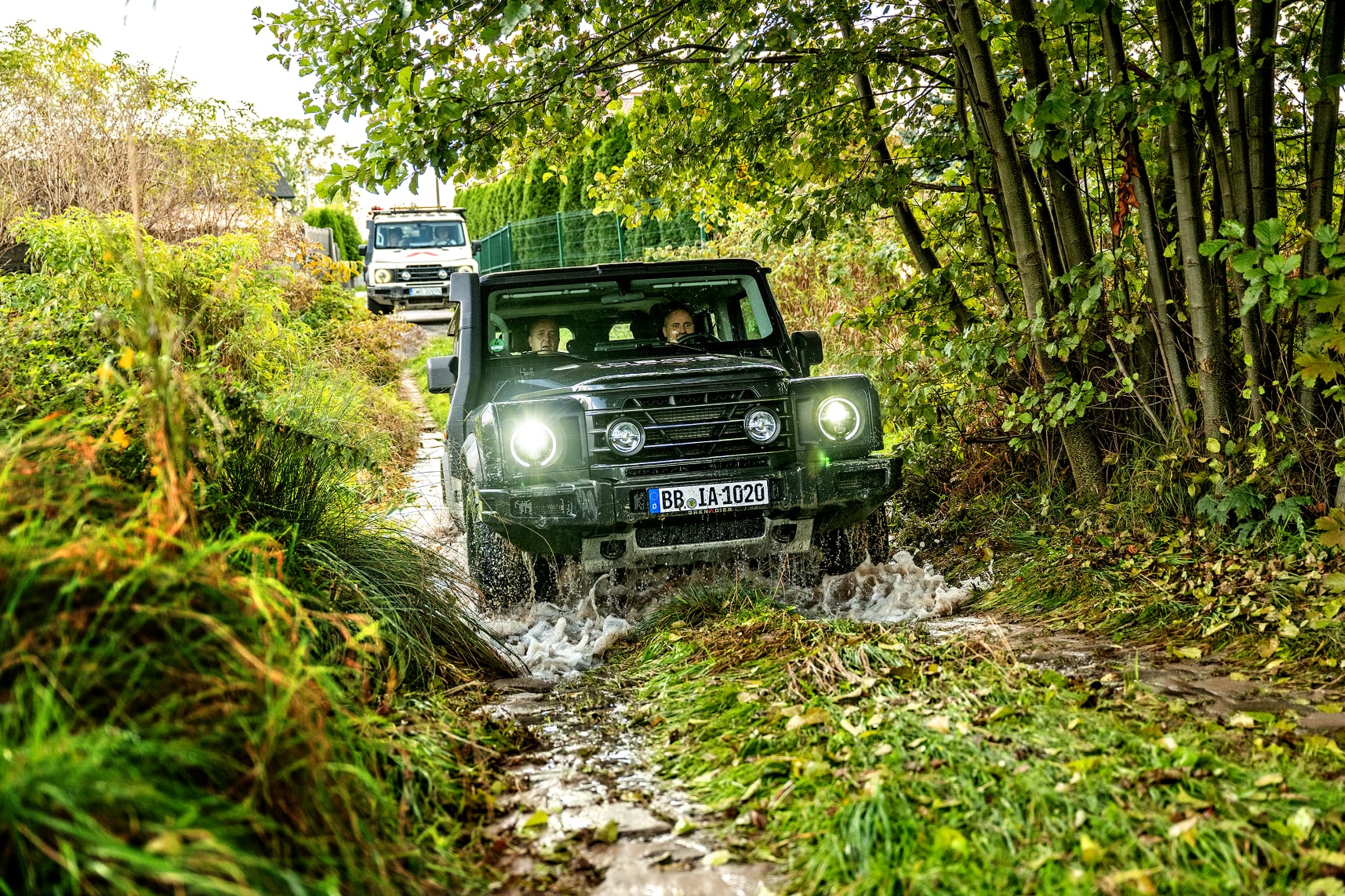 Ineos Grenadier przód przejazd przez błoto w terenie