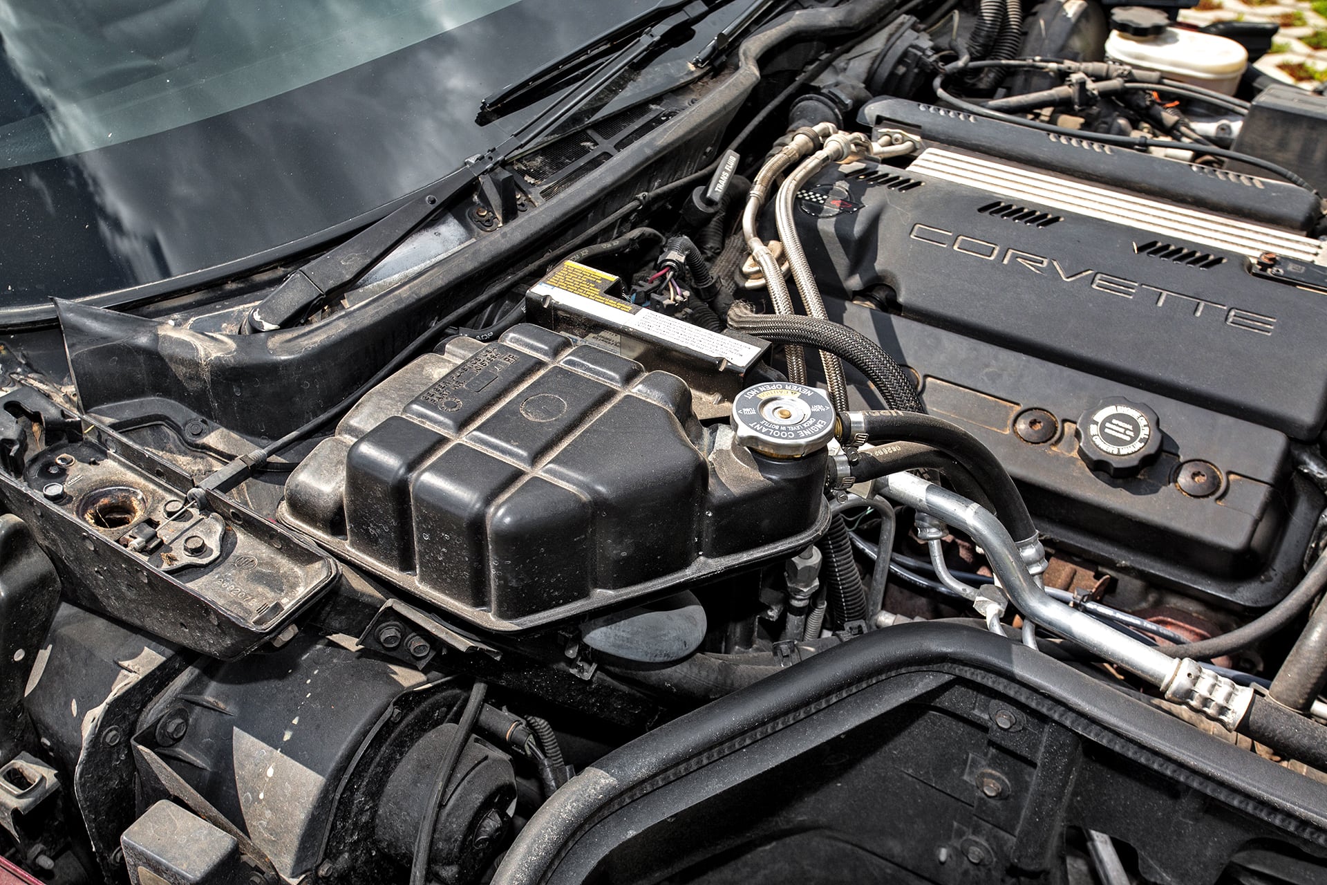 Chevrolet Corvette C4 silnik widok z boku