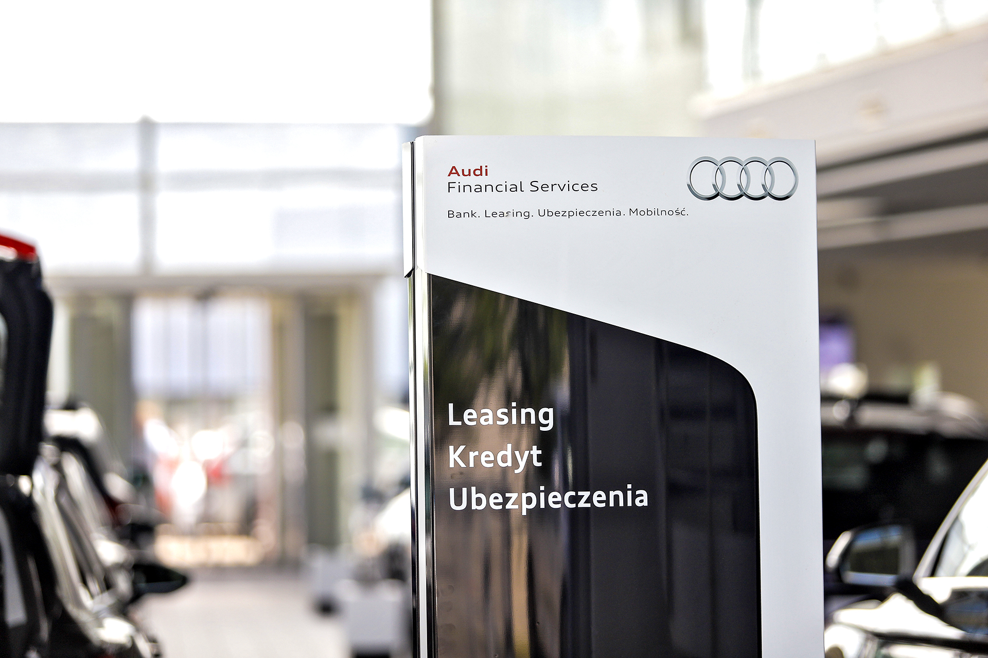 Ubezpieczanie auta w salonie_stoisko