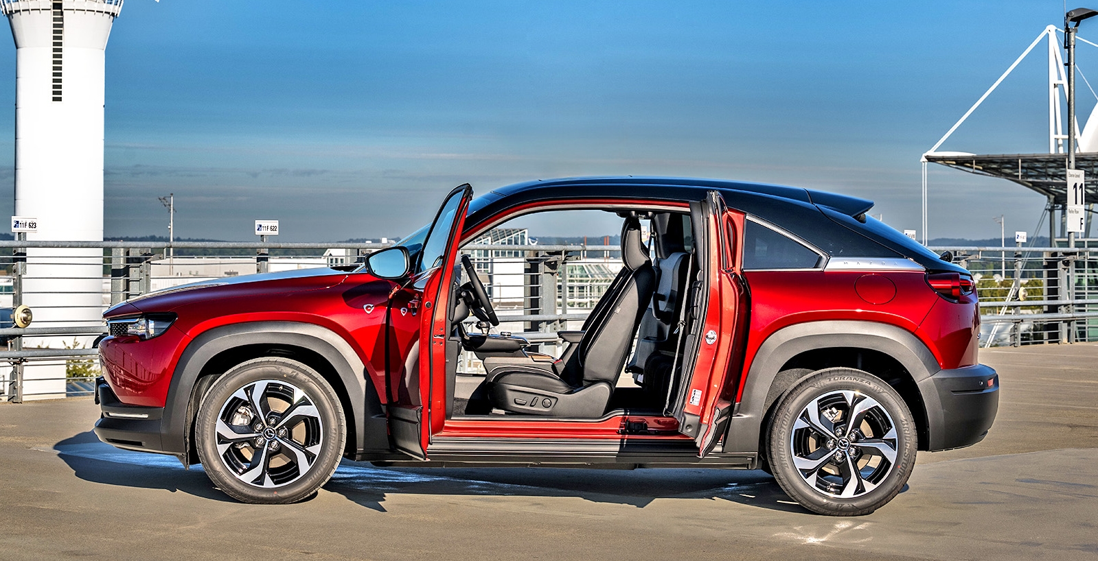 Mazda MX-30 R-EV bok z otwartymi drzwiami