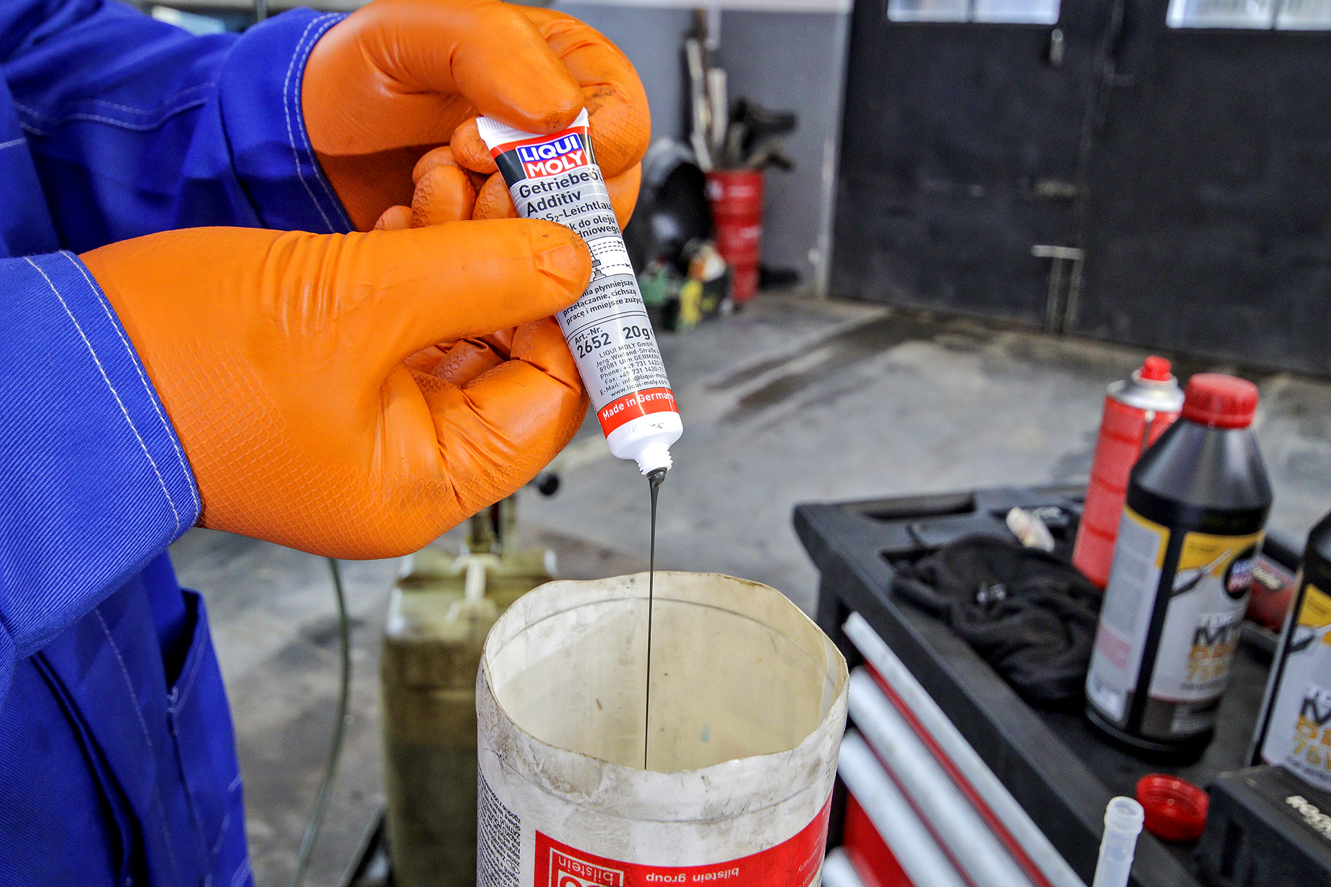 chemiczny remont skrzyni biegow_nalanie oleju z dodatkami