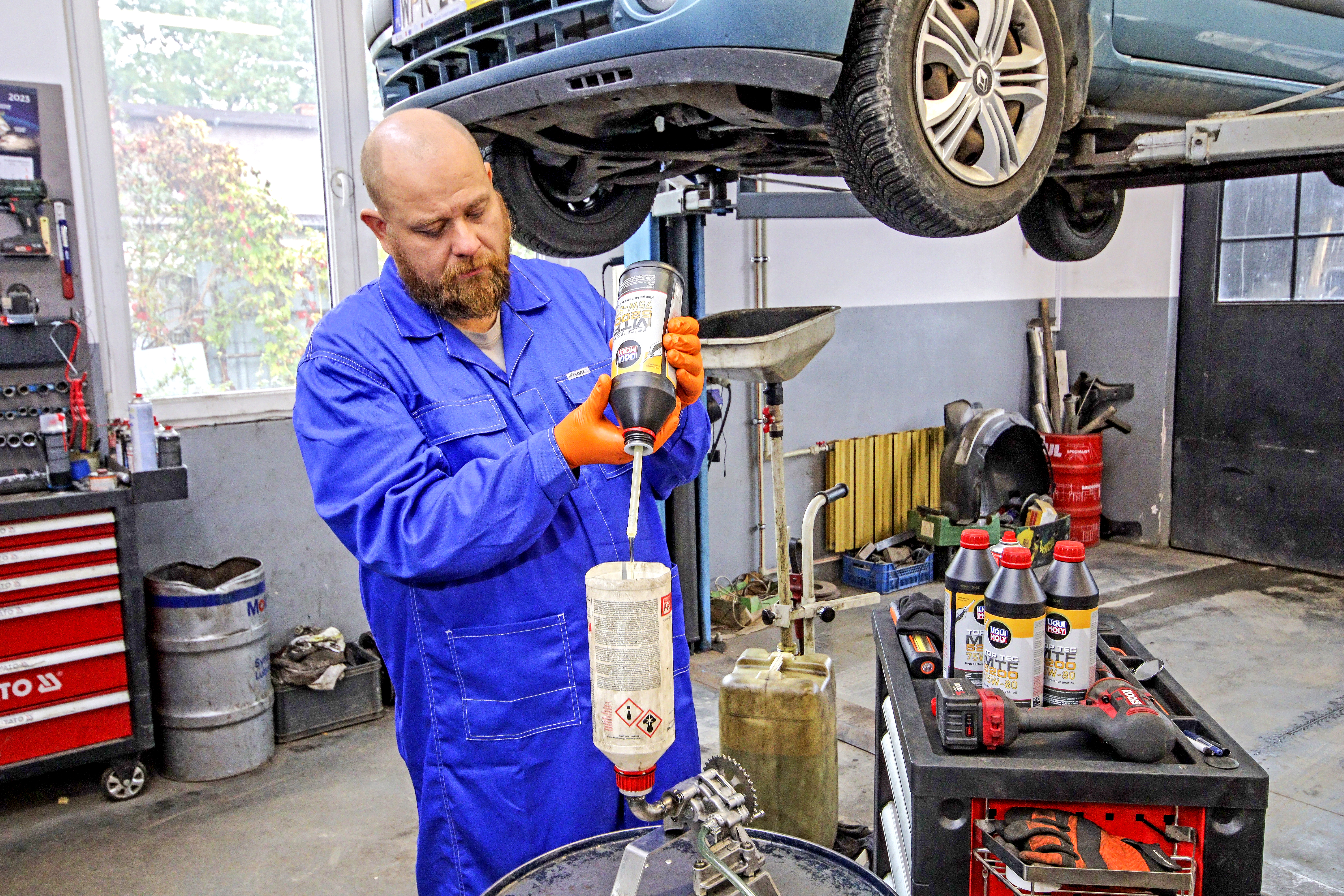 chemiczny remont skrzyni biegow_nalanie oleju z dodatkami 1