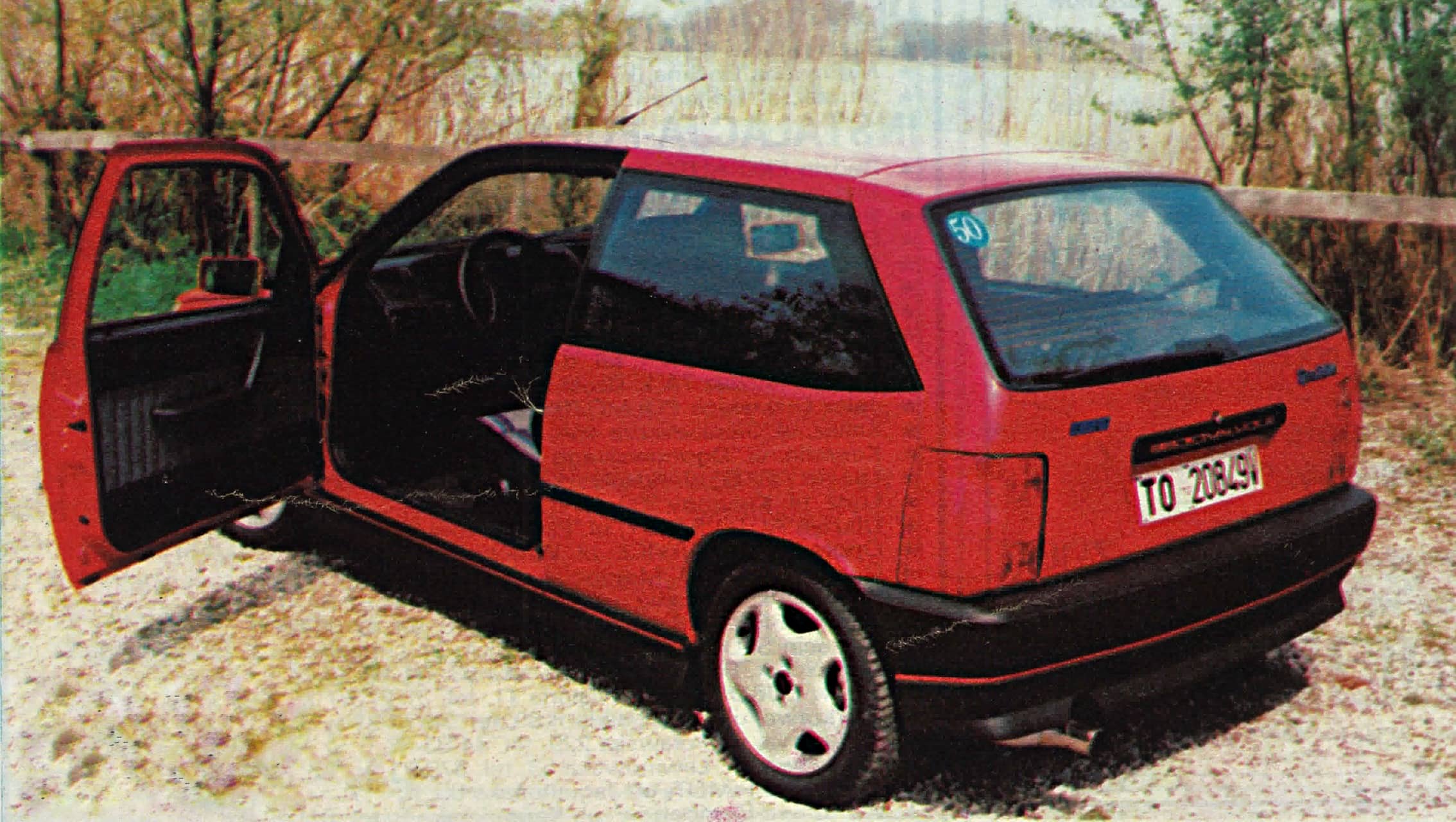 fiat tipo po liftingu 1993 tył z otwartymi drzwiami