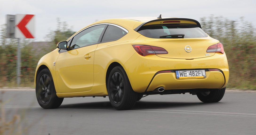 Opel Astra GTC w ruchu