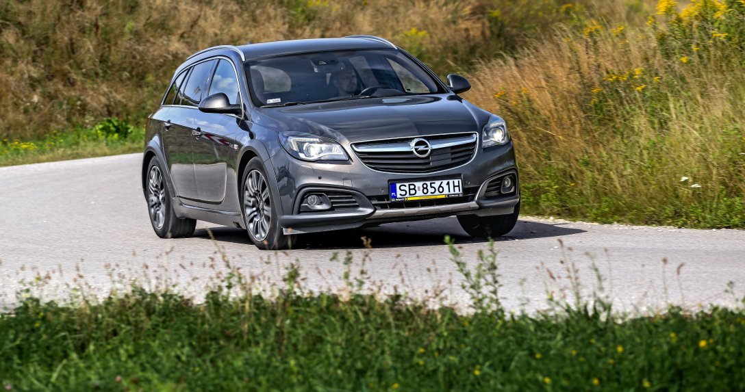 Opel Insignia Country Tourer w ruchu