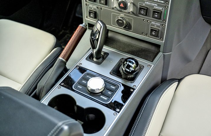 Ineos Grenadier – wnętrze, konsola między fotelami