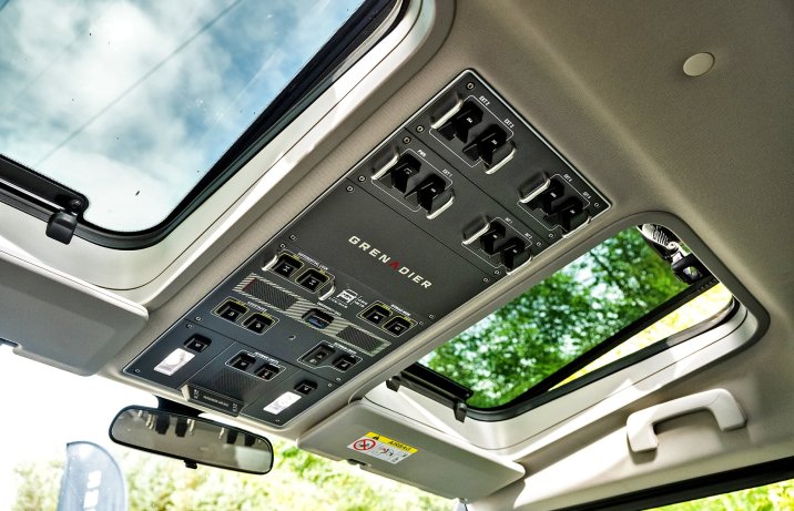 Ineos Grenadier – wnętrze, konsola w podsufitce