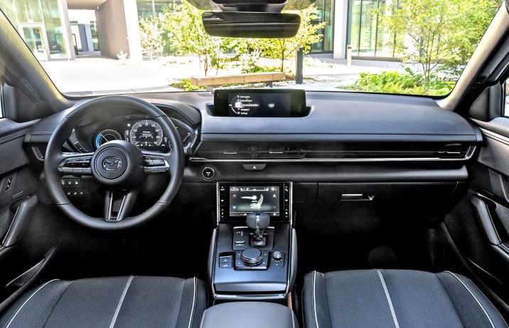 Mazda MX-30 R-EV – wnętrze, deska rozdzielcza