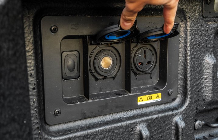 Ford Ranger - gniazdka na pace