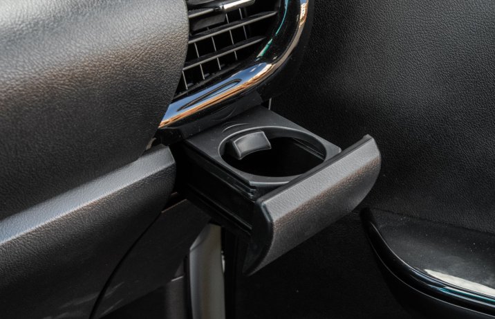 Toyota Hilux - cupholder
