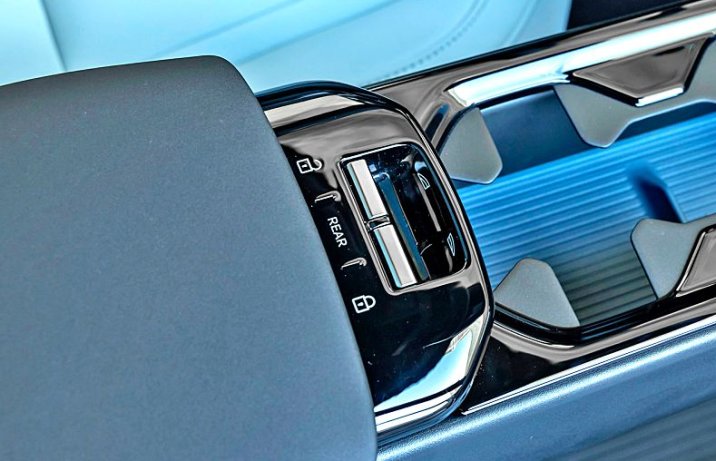 Volvo EX30 – wnętrze, schowek, sterowanie