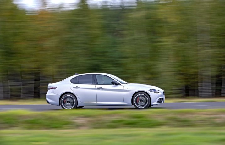 Alfa Romeo Giulia 2.0 Turbo Q4 – bok