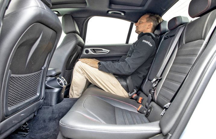 Alfa Romeo Giulia 2.0 Turbo Q4 – kanapa, tylne siedzenia