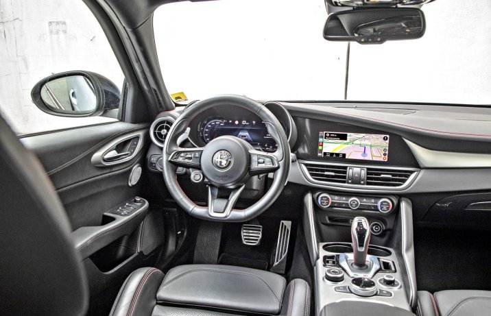 Alfa Romeo Giulia 2.0 Turbo Q4 – kokpit, deska rozdzielcza