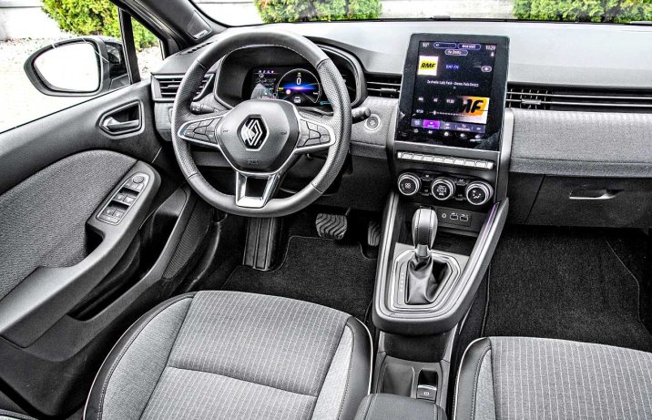 Renault Clio E-Tech 145 full hybrid techno – deska rozdzielcza