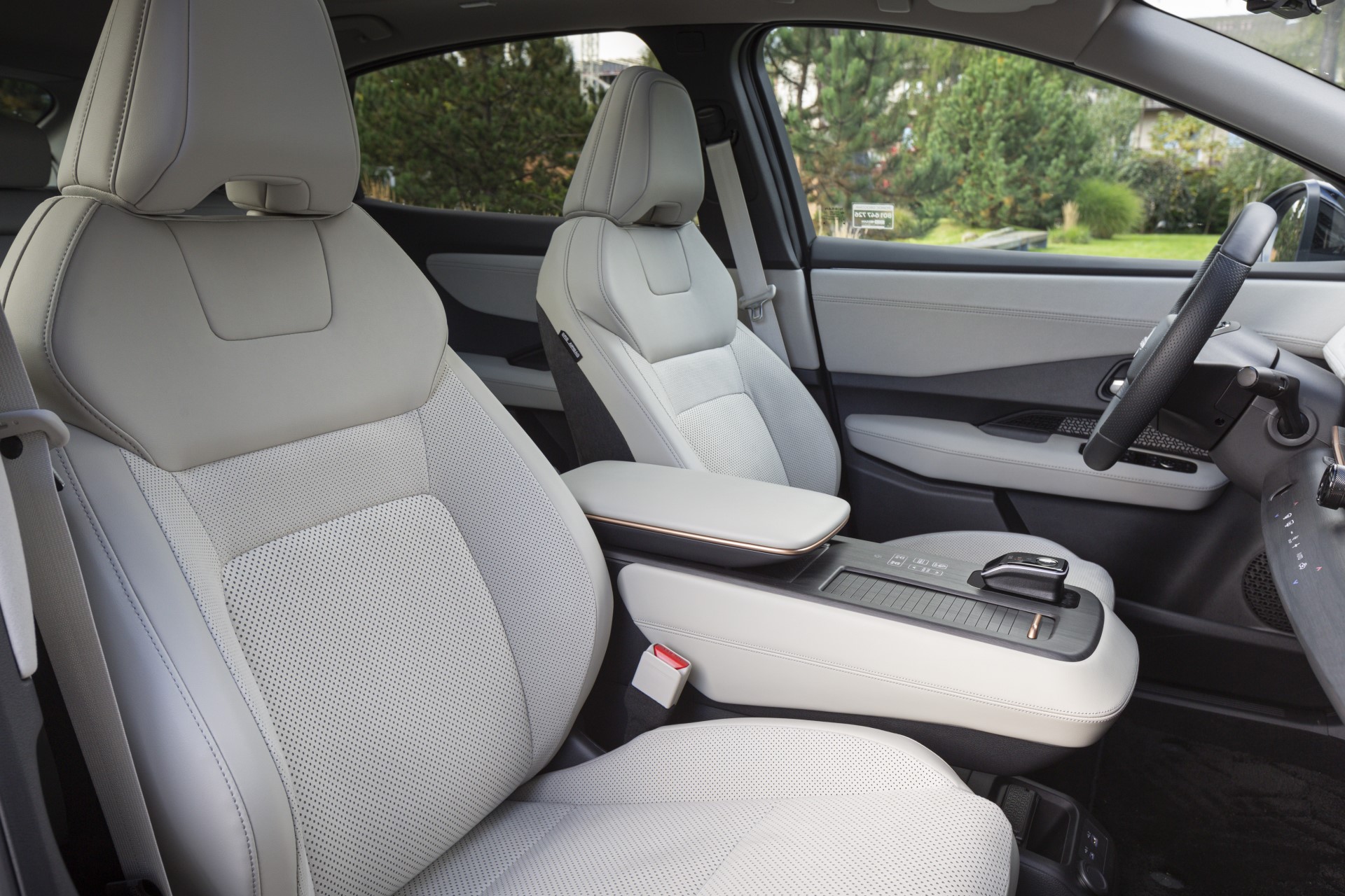 Nissan Ariya - fotele