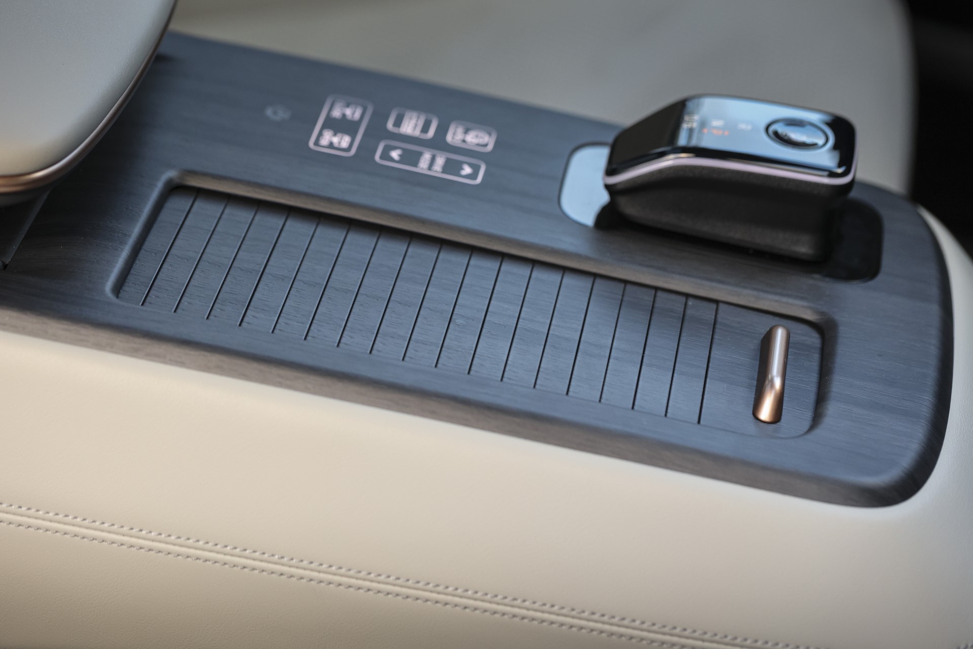 Nissan Ariya - wykonczenie wnetrza