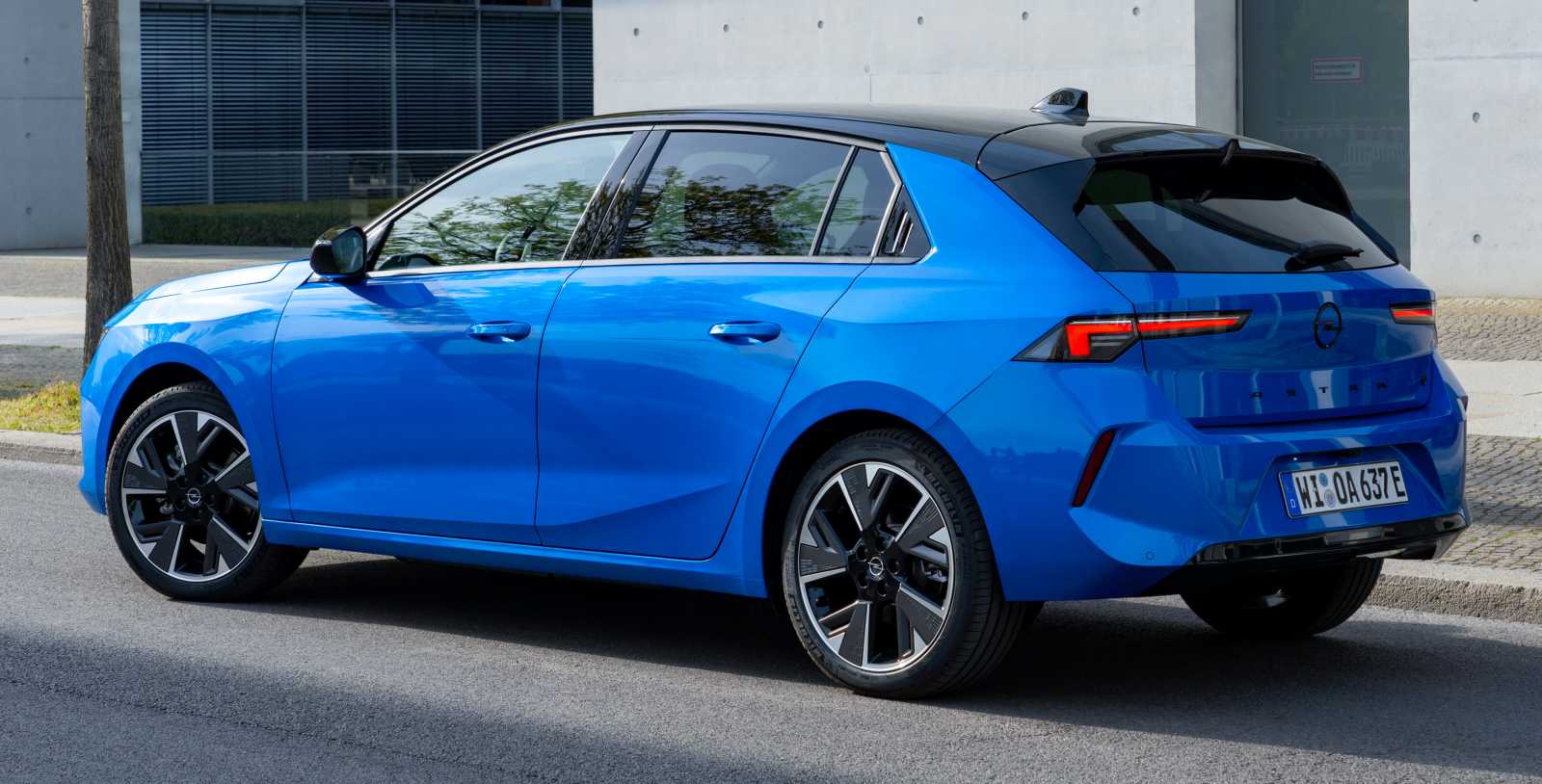 Opel-Astra-Electric-tyl