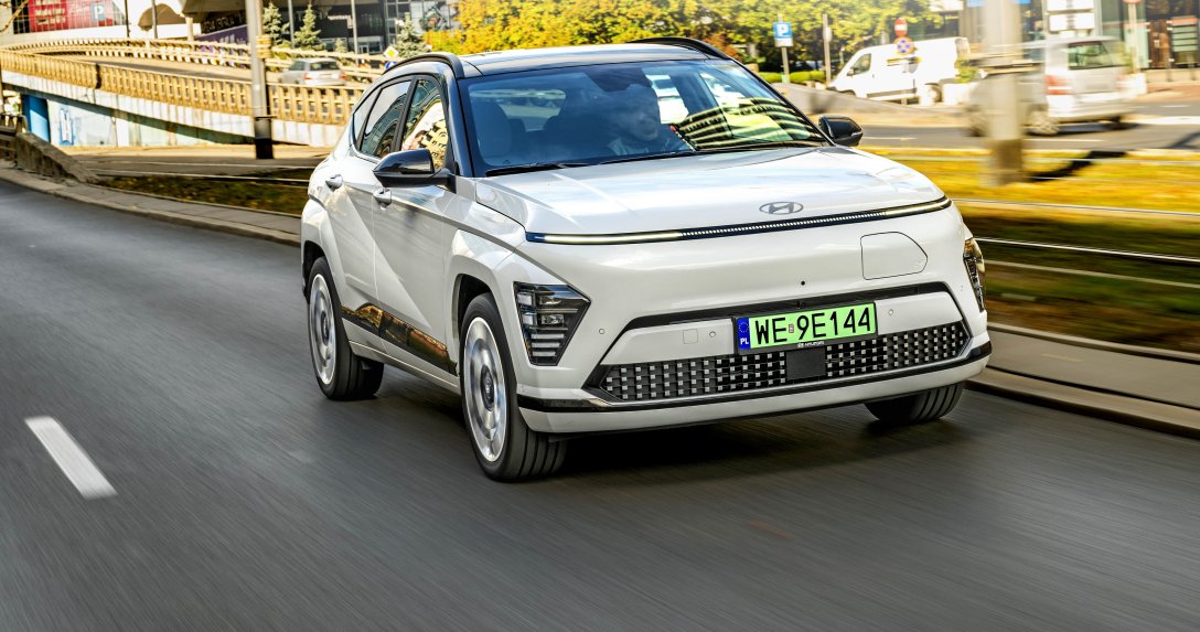 Hyundai Kona Electric Platinum 2023 – przód w ruchu