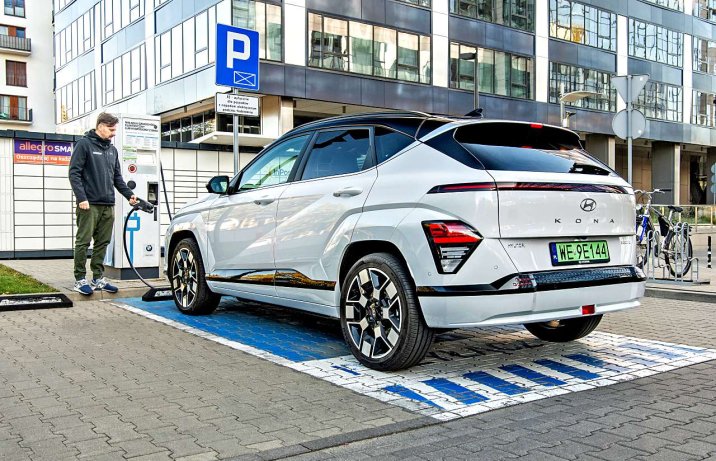 Hyundai Kona Electric Platinum – przy ładowarce