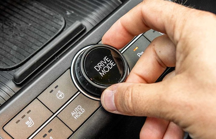 Hyundai Kona Electric Platinum 2023 – wnętrze, wybór trybów jazdy