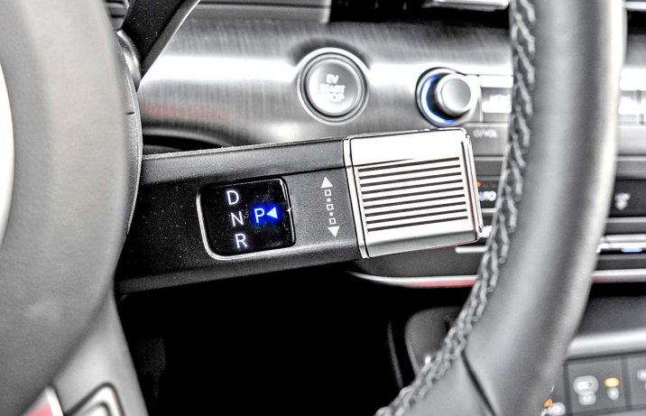 Hyundai Kona Electric Platinum 2023 – wnętrze, dźwignia biegów