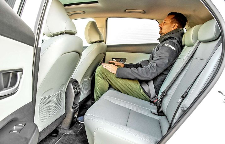 Hyundai Kona Electric Platinum 2023 – wnętrze, kanapa z pasażerem
