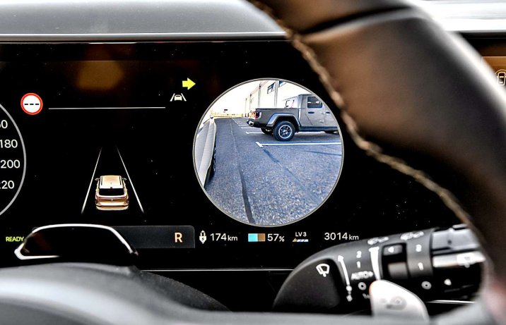 Hyundai Kona Electric Platinum 2023 – wnętrze, widok z kamery