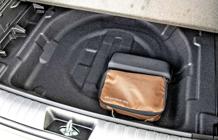 Hyundai Kona Electric Platinum 2023 – wnętrze, zestaw naprawczy w miejscu koła zapasowego