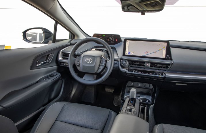 Toyota Prius PHEV - kokpit