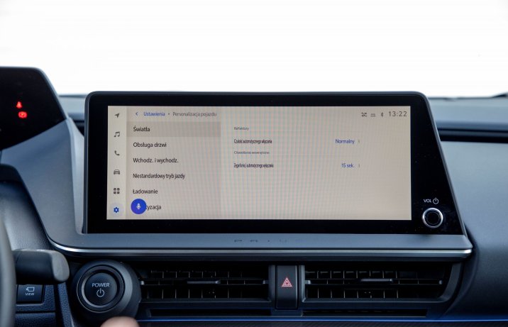 Toyota Prius PHEV - ekran