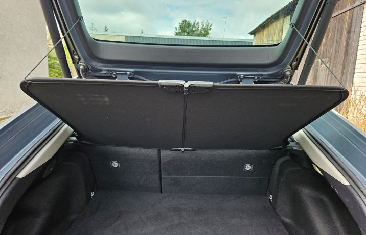 Toyota Prius PHEV - półka bagażnika