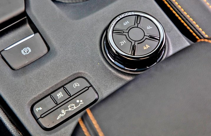 Ford Ranger 2.0 EcoBlue Bi-Turbo A10 e-4WD Wildtrak – wnętrze, wybór trybów jazdy