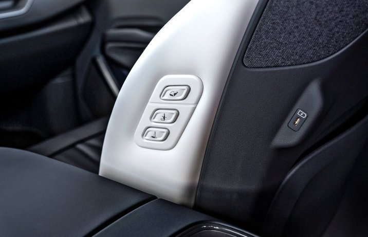KIA EV9 – wnętrze, sterowanie fotela, USB