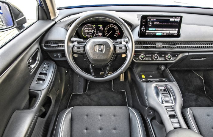 Honda ZR-V e:HEV 2.0 i-MMD 2WD (2023) – test – kokpit