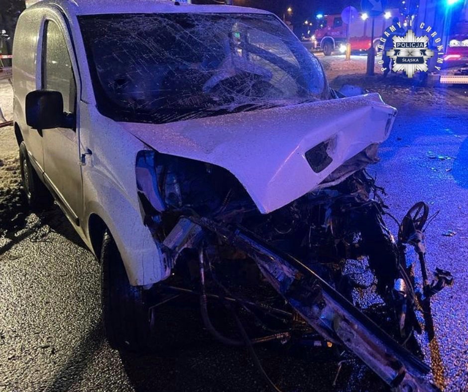 wypadek w wodzisławiu-śląskim rozbity peugeot