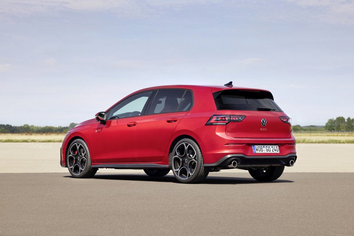2024 Volkswagen Golf GTI (2)