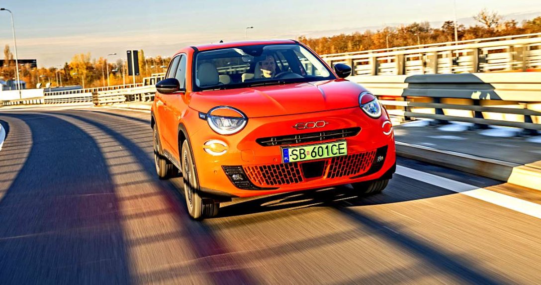 Fiat 600e La Prima – test, przód w ruchu