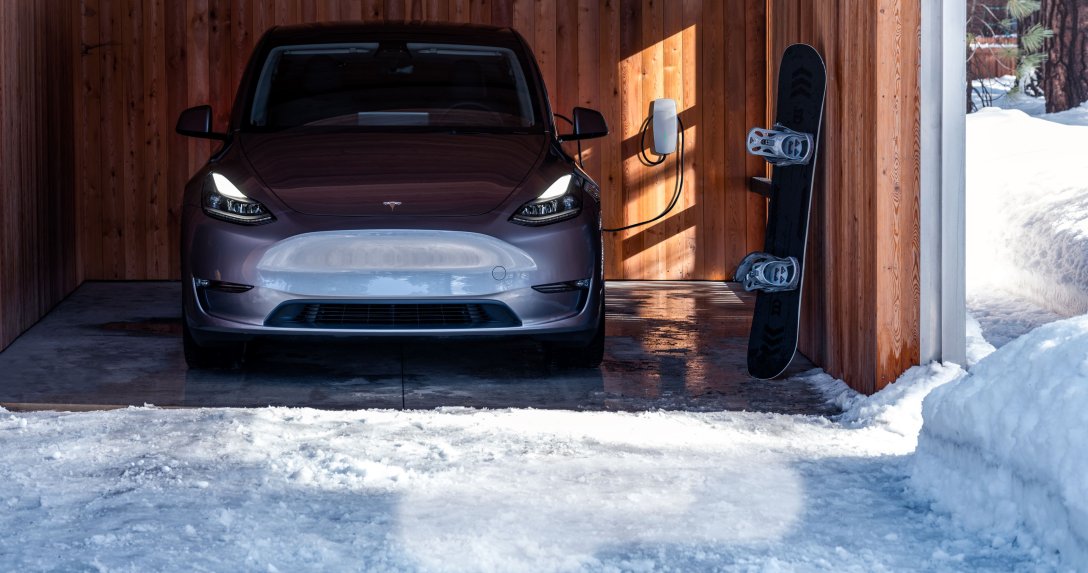 Tesla Model Y w garażu – przód