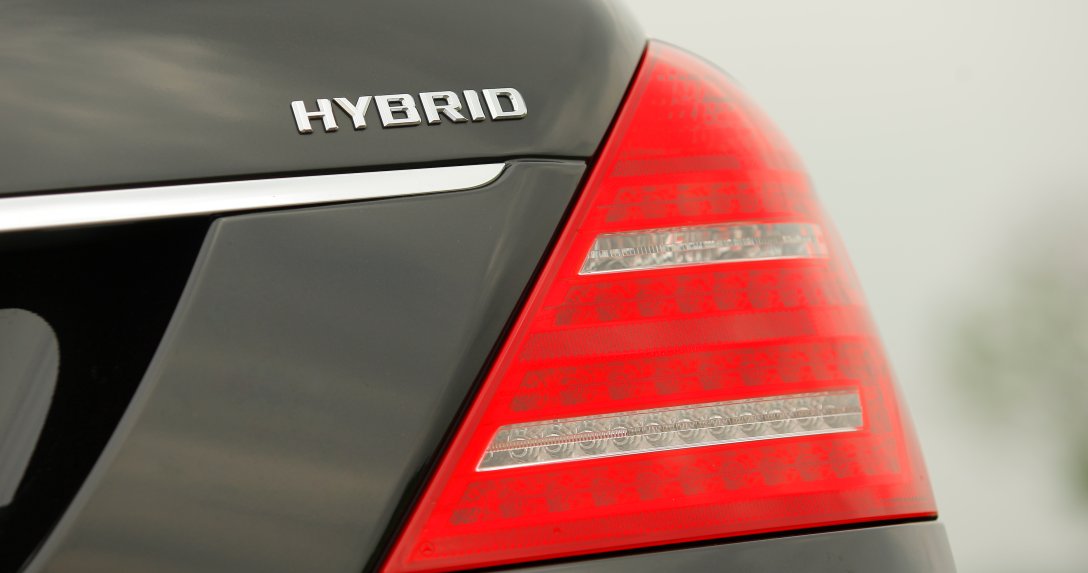 Napis Hybrid na pokrywie bagażnika Mercedesa