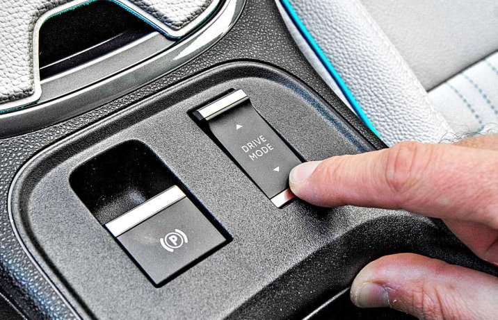 Fiat 600e La Prima – wnętrze, przełącznik trybów jazdy