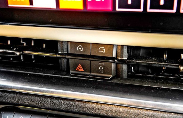 Fiat 600e La Prima – wnętrze, przyciski skróty