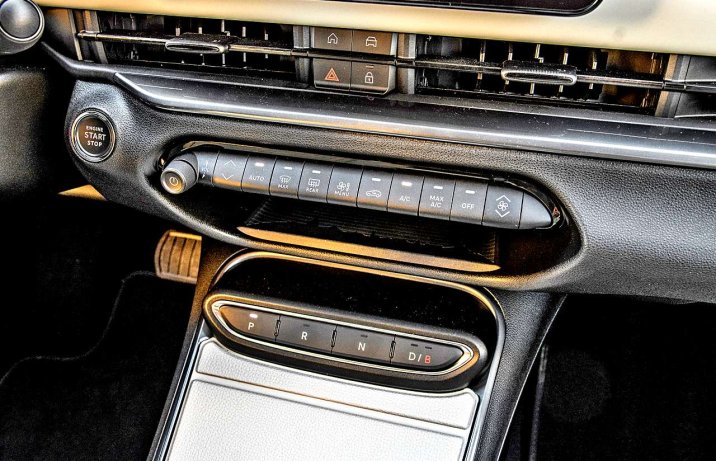 Fiat 600e La Prima – wnętrze, panel klimatyzacji, przyciski