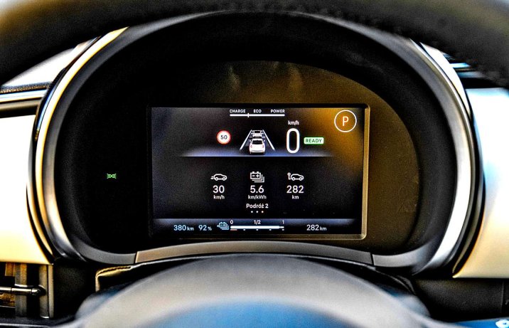 Fiat 600e La Prima – wnętrze, wskaźniki