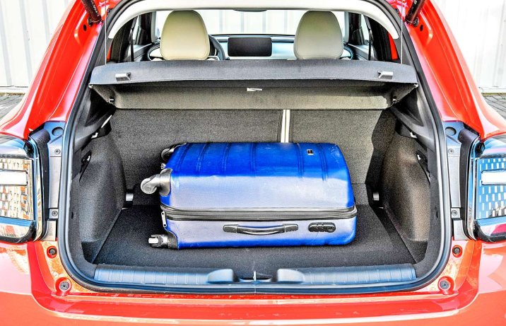 Fiat 600e La Prima – wnętrze, bagażnik