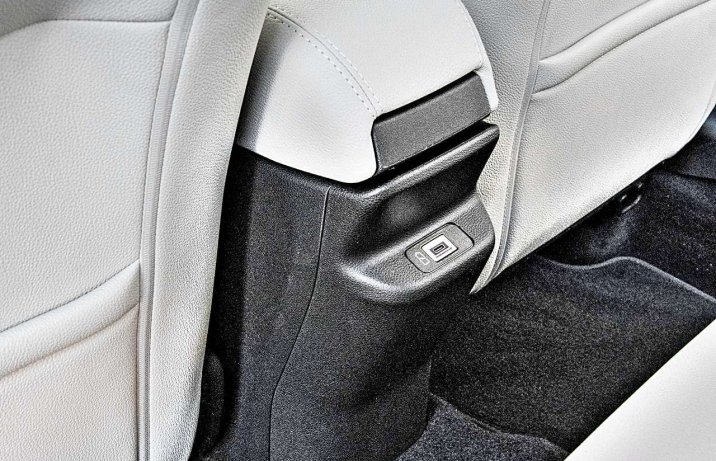 Fiat 600e La Prima – wnętrze, konsola przed kanapą