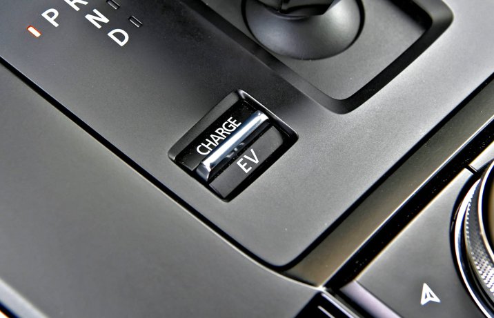 Mazda MX-30 e-Skyactiv R-EV – wnętrze, przełącznik charge/EV