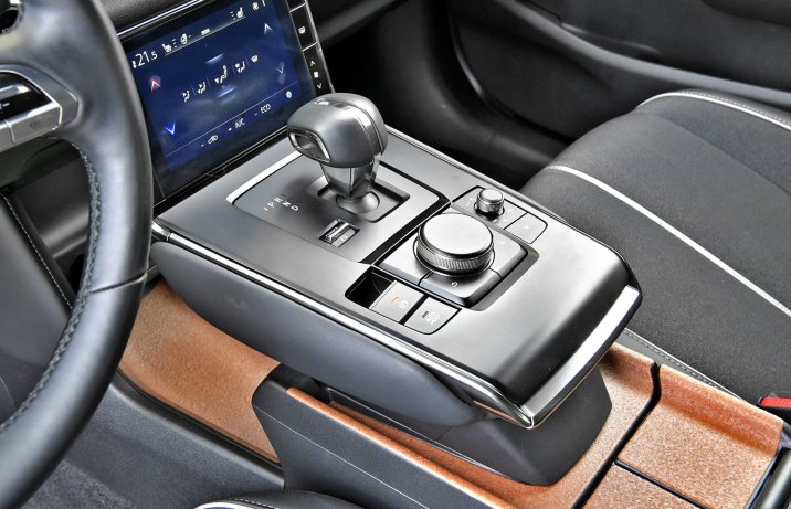 Mazda MX-30 e-Skyactiv R-EV – wnętrze, konsola centralna