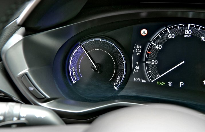 Mazda MX-30 e-Skyactiv R-EV – wnętrze – wskaźniki