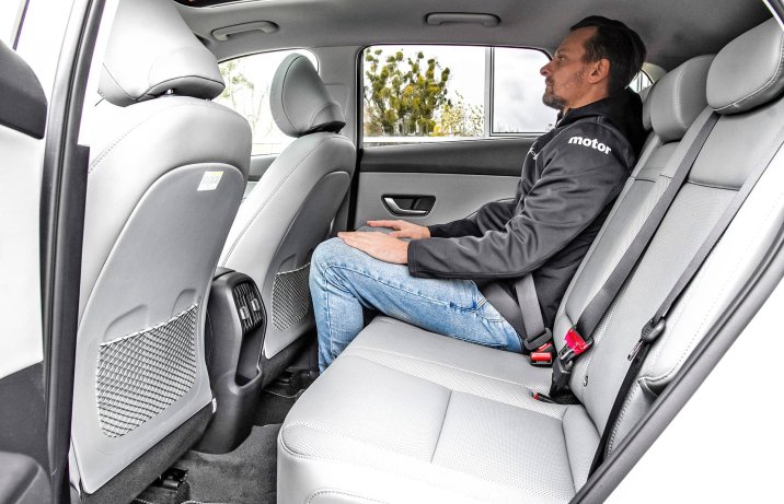 Hyundai Kona Hybrid 1.6 GDI 6DCT 2WD Platinum – wnętrze, kanapa z pasażerem